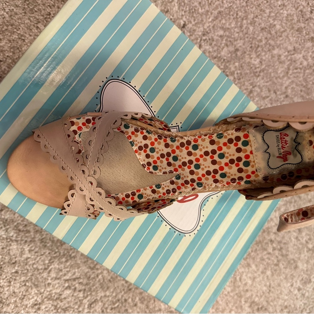 New in the box Bettie Page 4" Open Toe Heel With Scallop detail - Picture 7 of 7